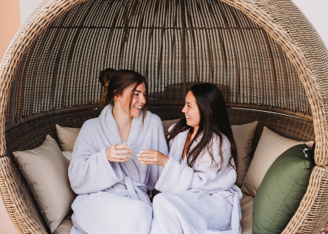 2 people sat enjoying a drink