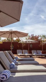 ☀️ Summer vibes are calling… and The Wilde has everything you need to answer. Golden hour glow, rooftop sunsets, spa days that melt your worries away, and cozy nooks to savor every moment. 🌿✨
.
#StayWilde #SummerVibes #SedonaEscape #GoldenLight #DesertDreaming #UnwindAndRelax #LuxuryRetreat #RooftopMagic